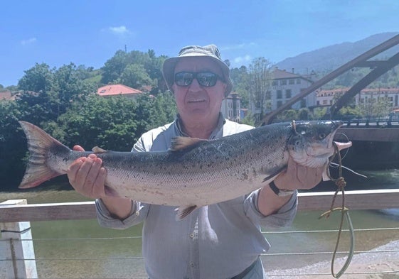 Jorge Pérez, con el salmón.