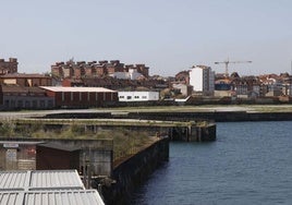 Imagen de la franja litoral de los antiguos astilleros de Naval Gijón que el Ayuntamiento reclama al Puerto.