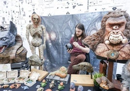 Uno de los artesanos de Labshop trabaja durante el mercadillo.