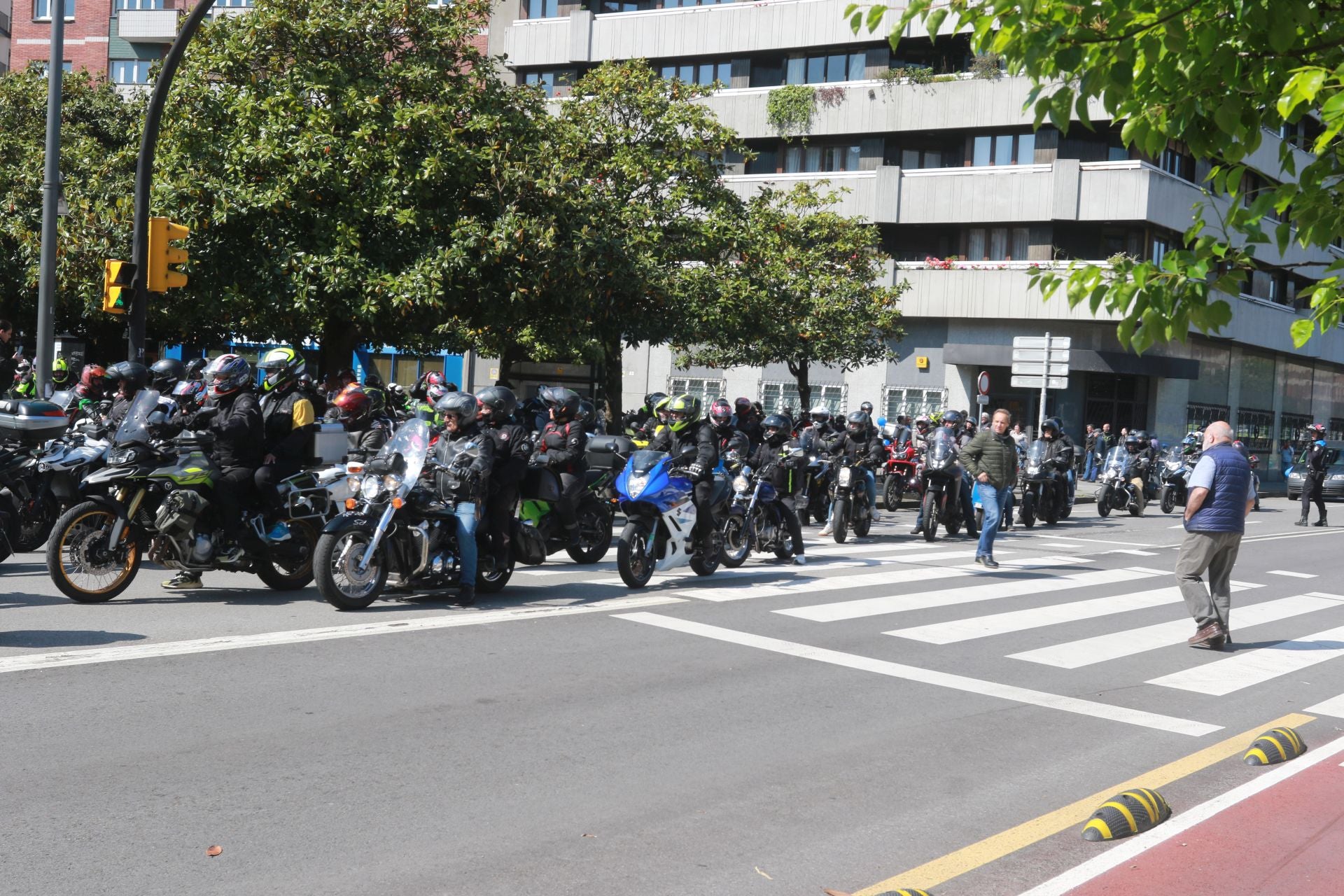 Más de 500 motoristas marchan en Gijón a favor de la ELA