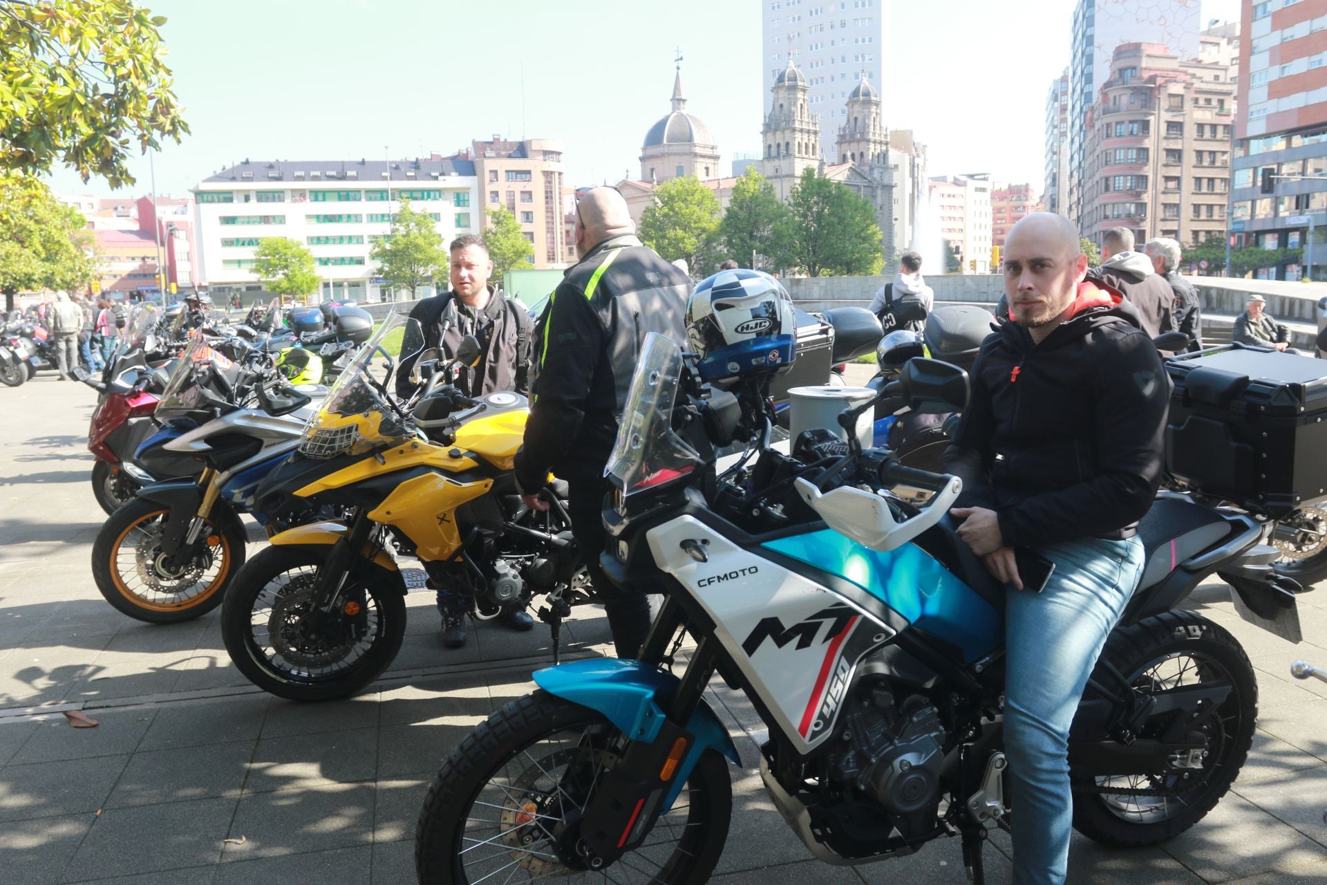 Más de 500 motoristas marchan en Gijón a favor de la ELA