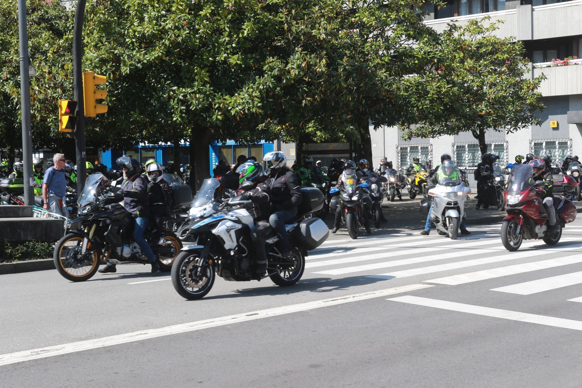 Más de 500 motoristas marchan en Gijón a favor de la ELA