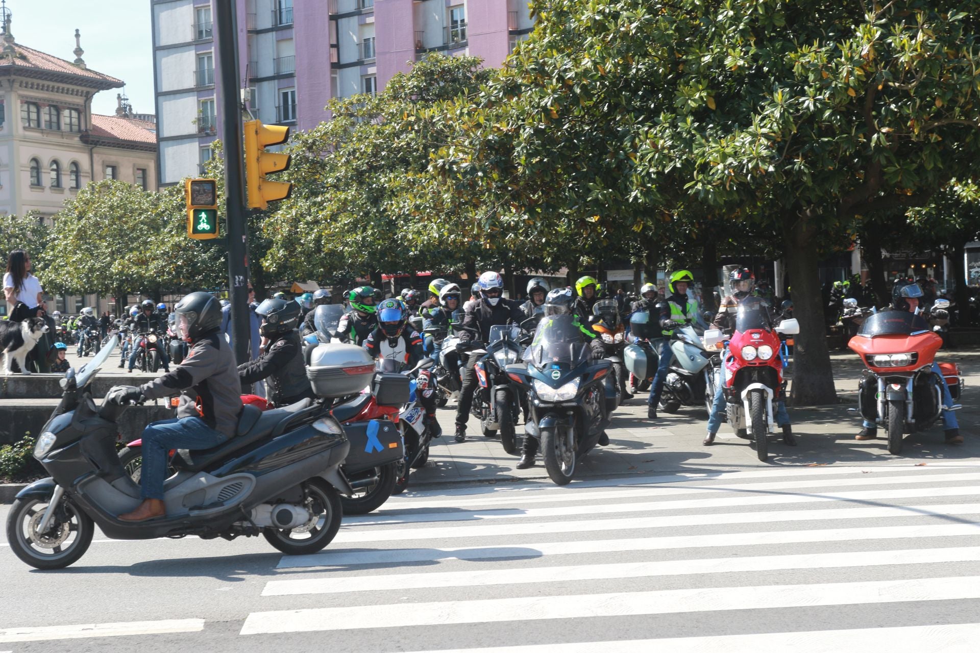 Más de 500 motoristas marchan en Gijón a favor de la ELA