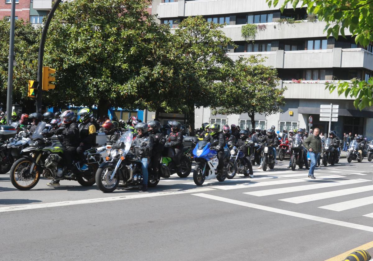 Los moteros salen del Humedal.