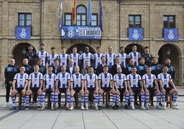 El Real Avilés aprovechó la decoración del consistorio para realizar la foto oficial de la temporada frente al Ayuntamiento de Avilés.