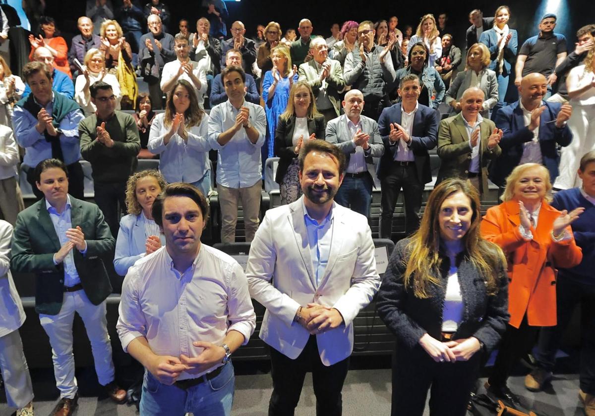 El presidente local del PP, Andrés Ruiz; el presidente regional, Álvaro Queipo, y la portavoz municipal del grupo, Ángela Pumariega, este sábado, en el auditorio del Bioparc Acuario de Gijón.