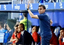 Asier Garitano da indicaciones a sus jugadores en el banquillo de La Rosaleda.