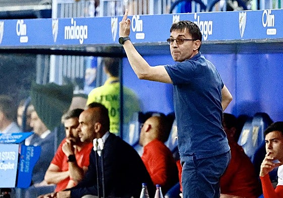 Asier Garitano da indicaciones a sus jugadores en el banquillo de La Rosaleda.