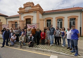 Los vecinos del Alto del Vidriero ante las escuelas.