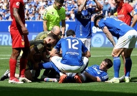 Fede Viñas se duele en el suelo con la rodilla lastimada.