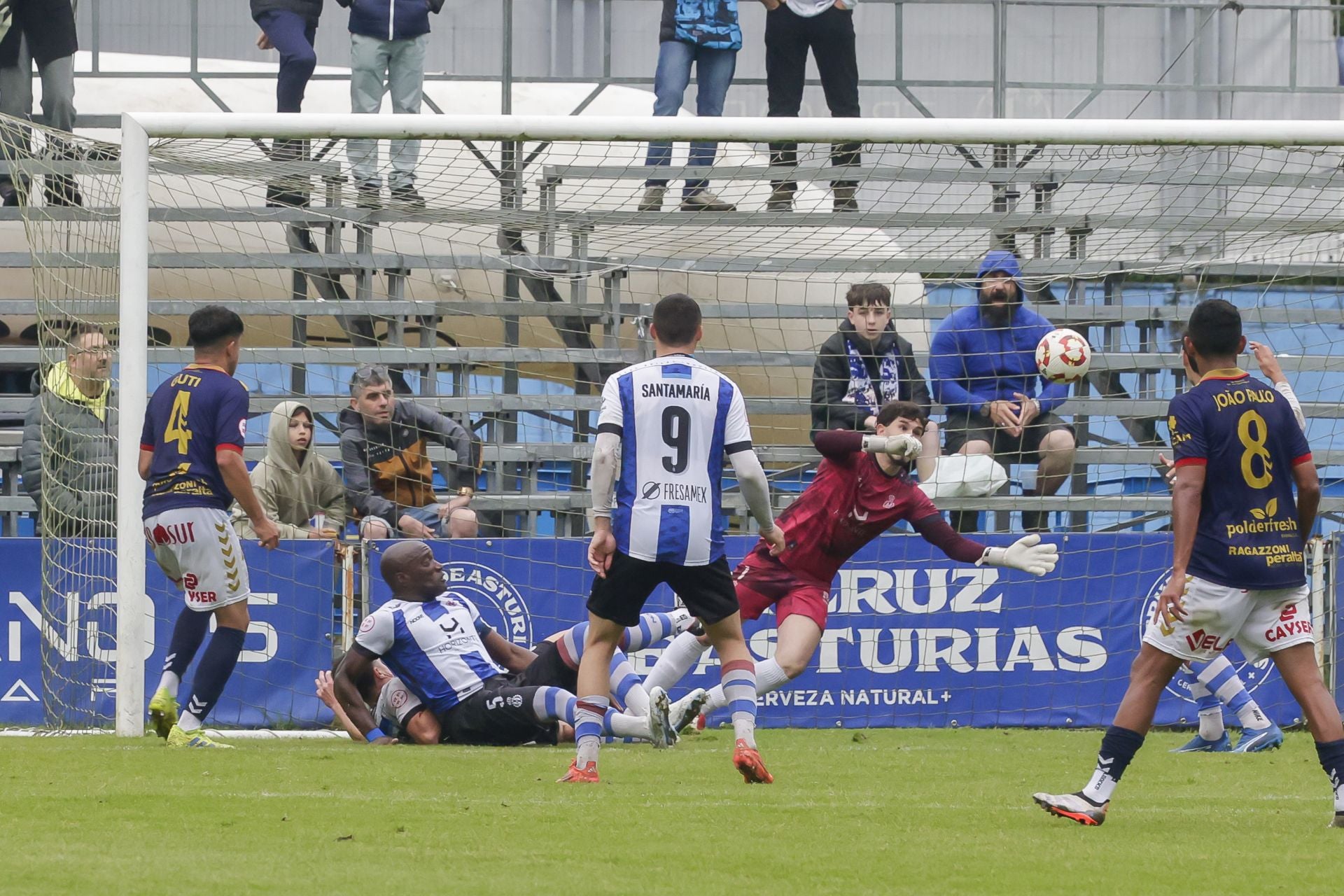 Locura en el Suárez Puerta: el Real Avilés sueña con el ascenso