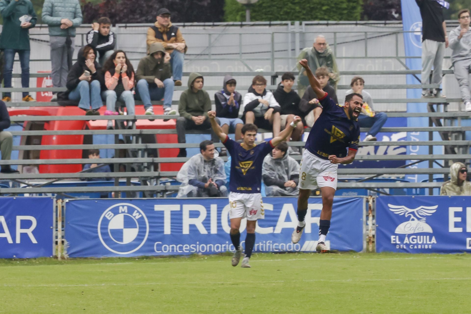 Locura en el Suárez Puerta: el Real Avilés sueña con el ascenso