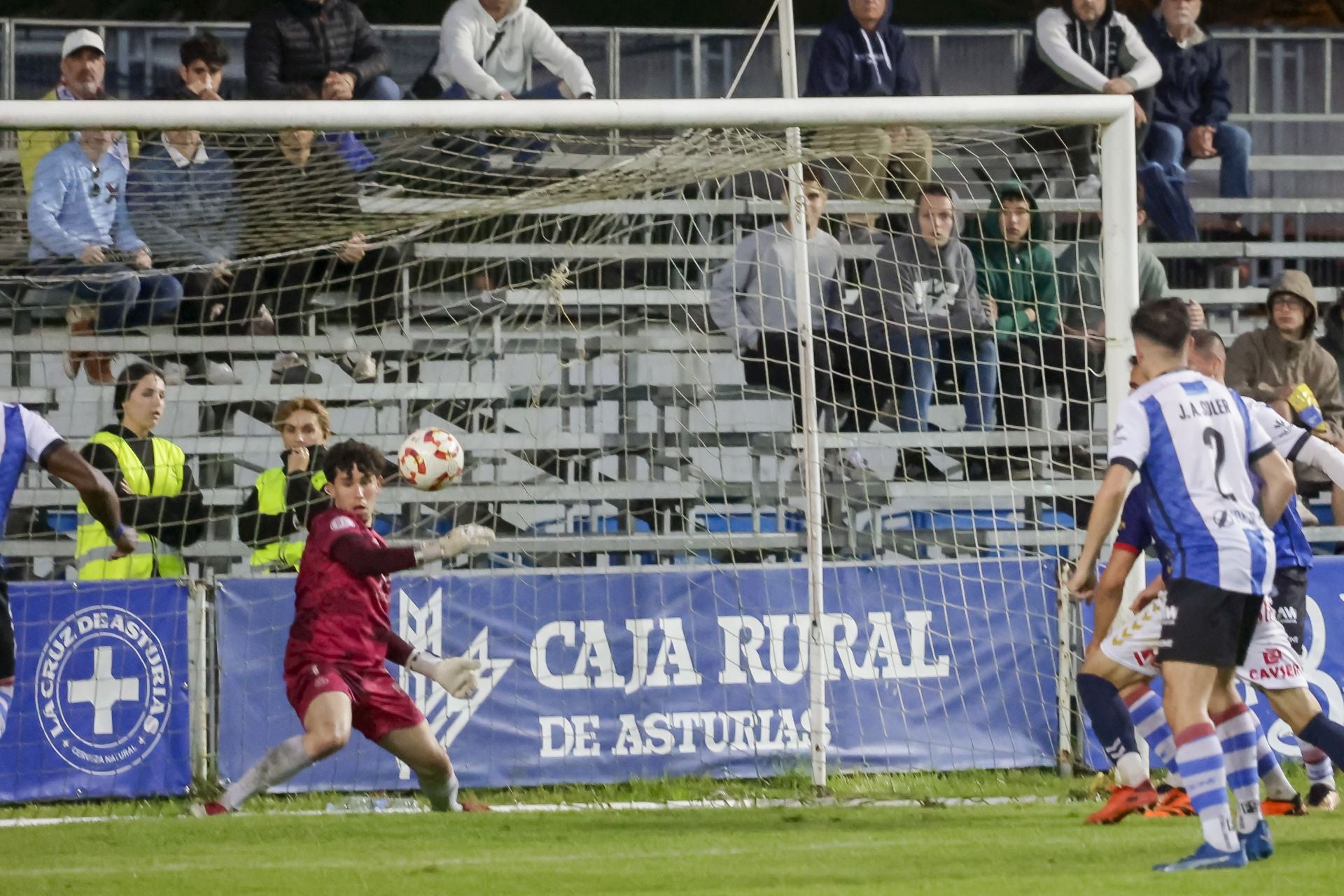 Locura en el Suárez Puerta: el Real Avilés sueña con el ascenso