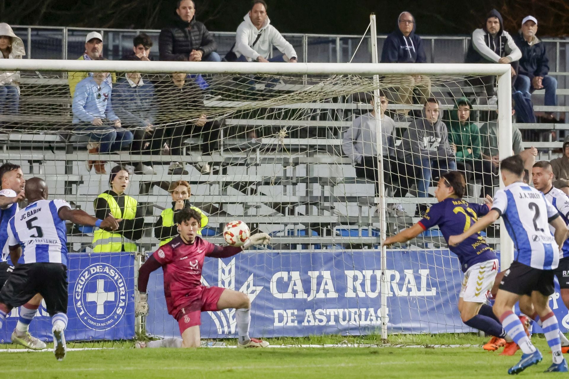 Locura en el Suárez Puerta: el Real Avilés sueña con el ascenso