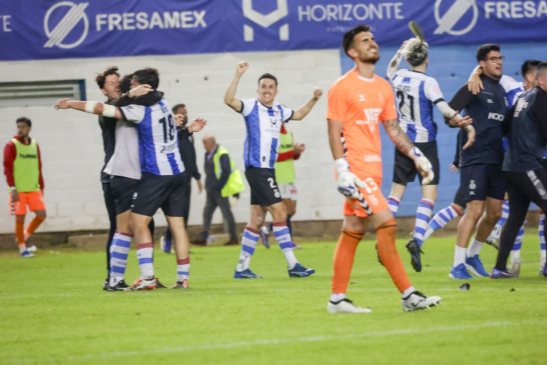 Locura en el Suárez Puerta: el Real Avilés sueña con el ascenso