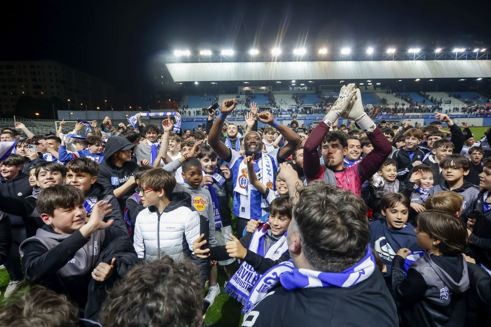 Locura en el Suárez Puerta: el Real Avilés sueña con el ascenso