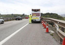 Estado en el que quedó el quitamiedos tras el accidente, en el viaducto de Somonte.