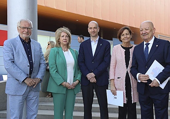 Por la izquierda, José María Lana, presidente de Cruz Roja en Asturias; Celia Fernández, vicepresidenta de la Junta General, el viceconsejero Pablo García, la alcadesa Carmen Moriyón y Tino Valdés, presidente de la Asociación de Donantes de Sangre de Gijón.