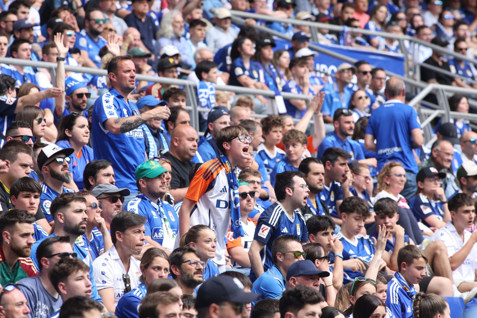 ¿Estuviste en el Real Oviedo - Zaragoza? ¡Búscate en las fotos!