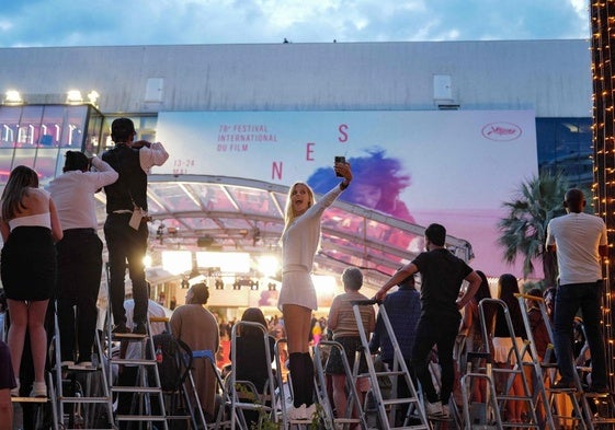 Fans y fotógrafos en la entrada de una de las sedes del Festival de Cannes.