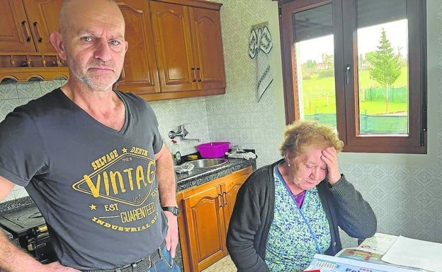 Valentín Ornia con su madree, Carmen Fal.