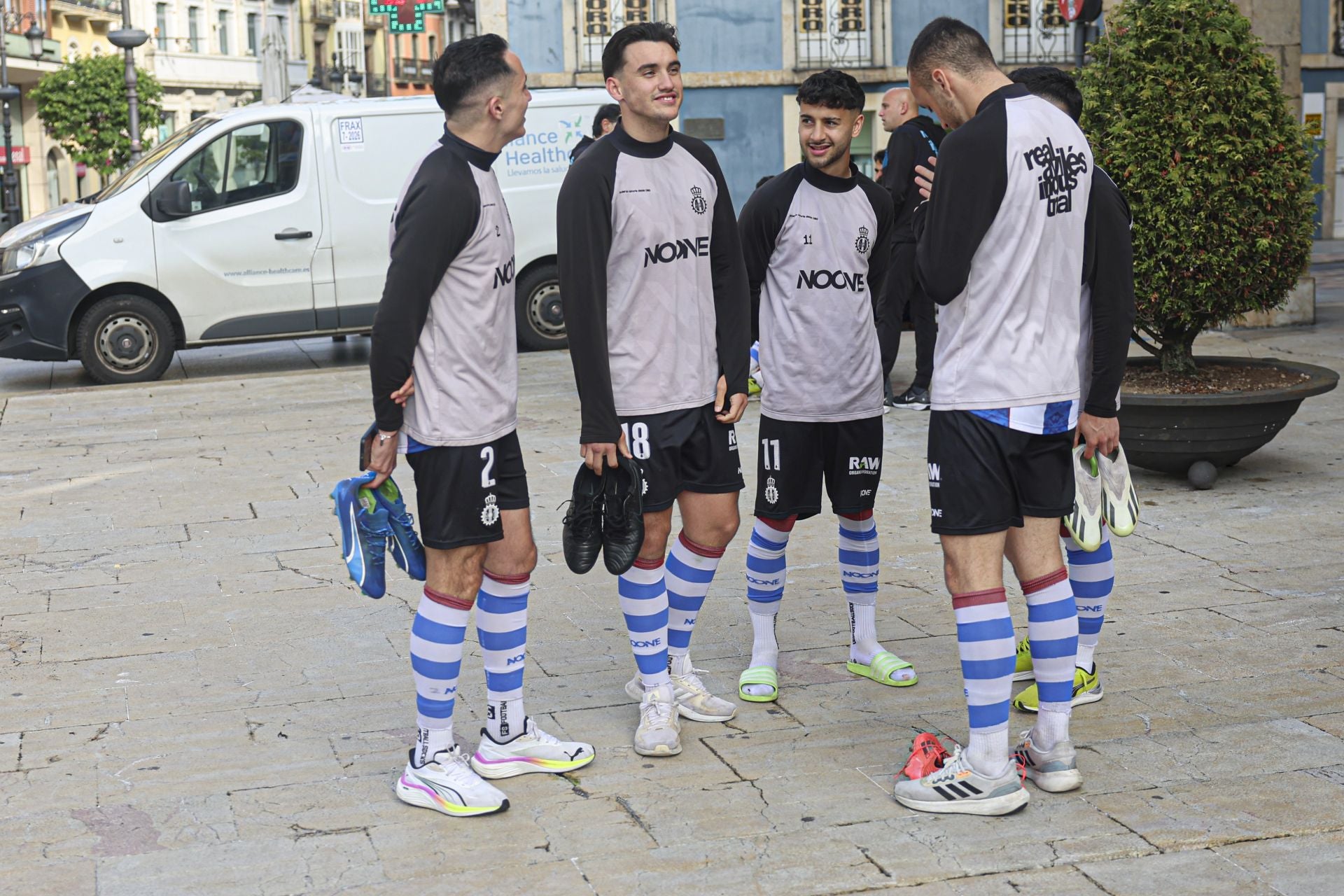 En plena calle y con aficionados: así se ha hecho el Real Avilés la foto oficial de la temporada