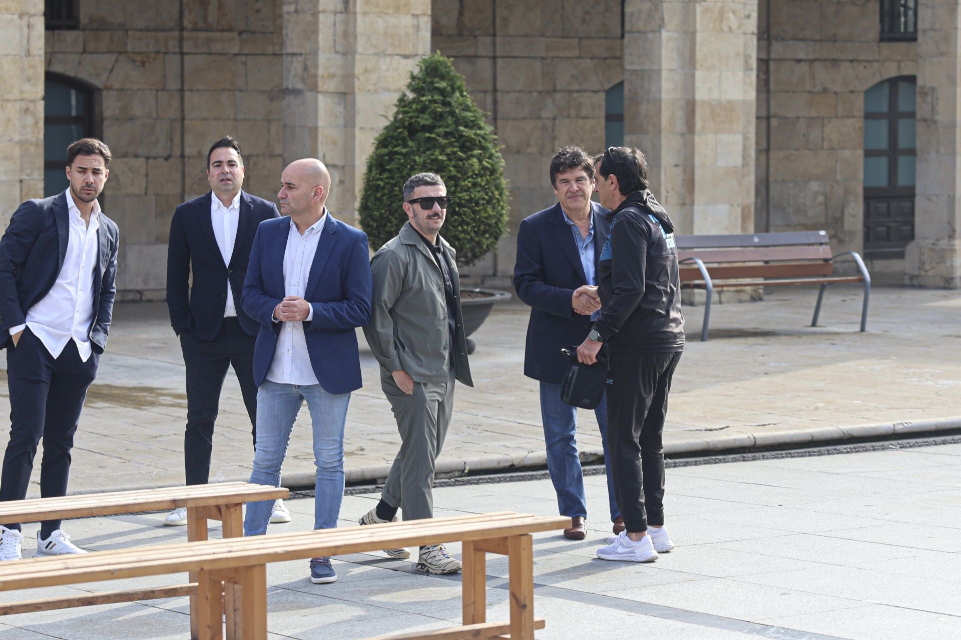 En plena calle y con aficionados: así se ha hecho el Real Avilés la foto oficial de la temporada