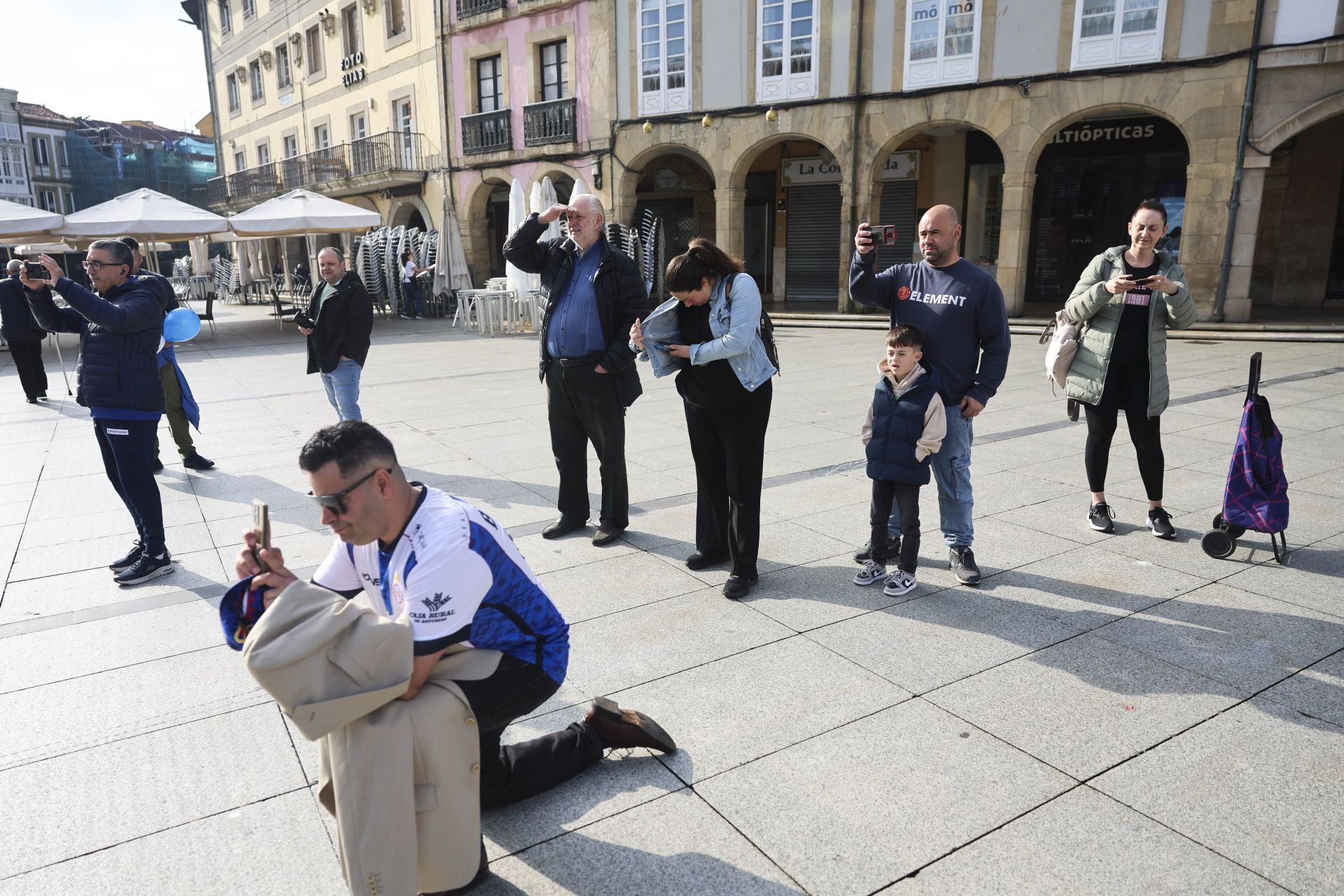 En plena calle y con aficionados: así se ha hecho el Real Avilés la foto oficial de la temporada