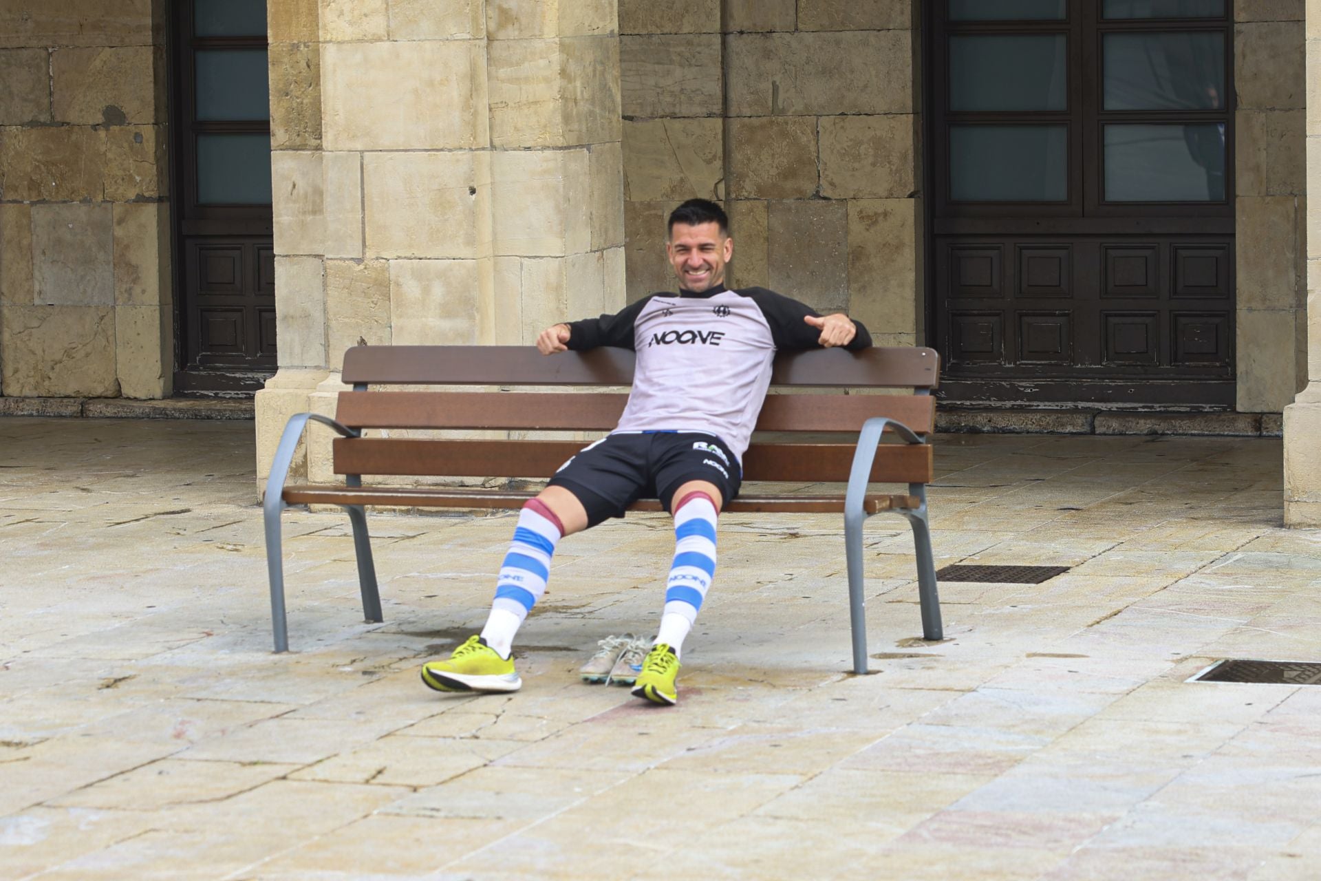 En plena calle y con aficionados: así se ha hecho el Real Avilés la foto oficial de la temporada