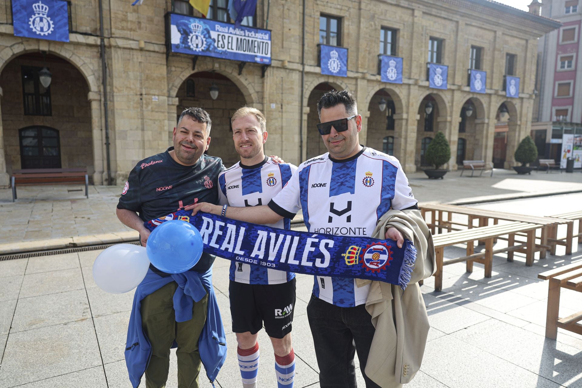 En plena calle y con aficionados: así se ha hecho el Real Avilés la foto oficial de la temporada
