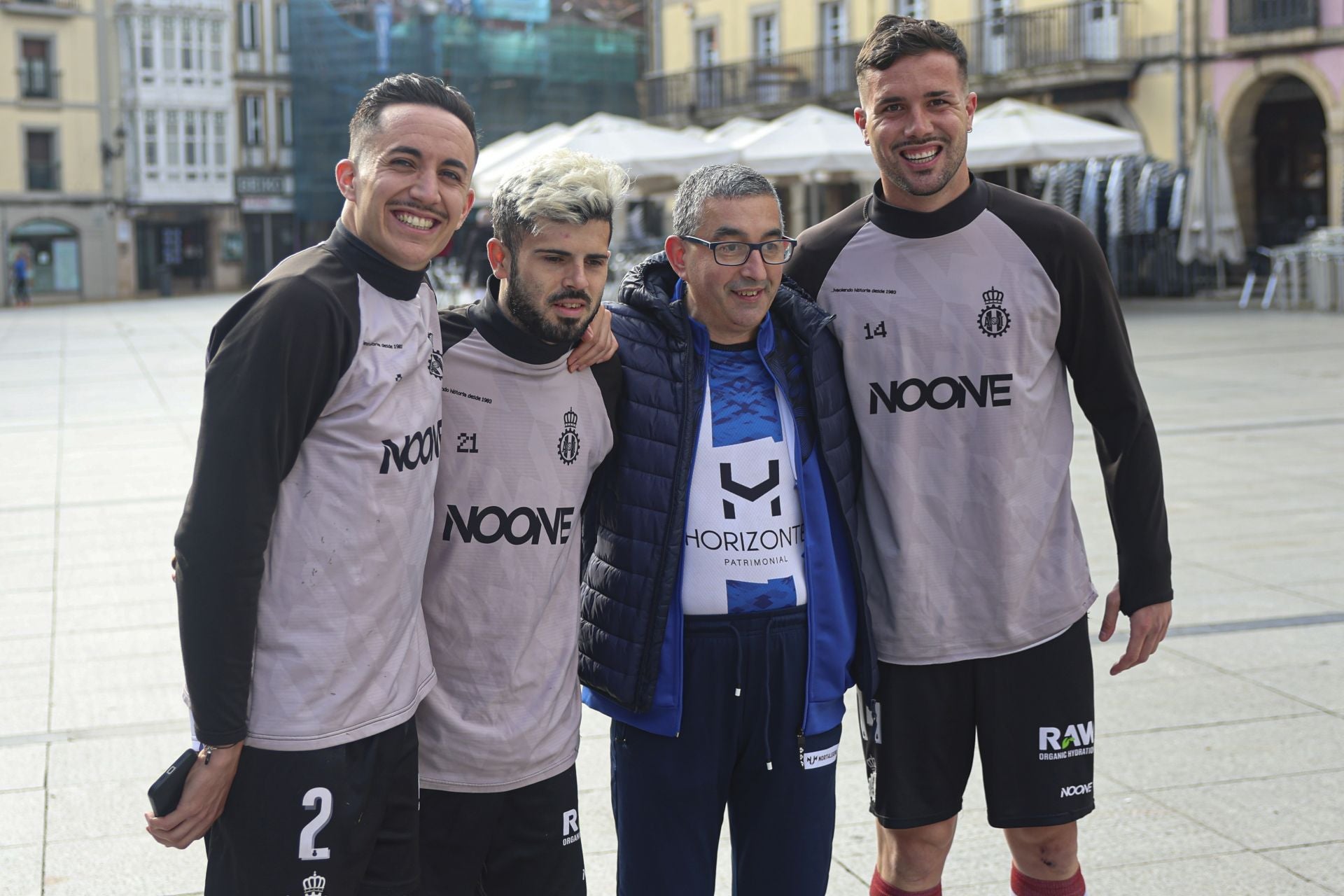 En plena calle y con aficionados: así se ha hecho el Real Avilés la foto oficial de la temporada