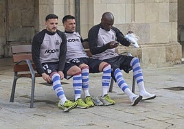 En plena calle y con aficionados: así se ha hecho el Real Avilés la foto oficial de la temporada