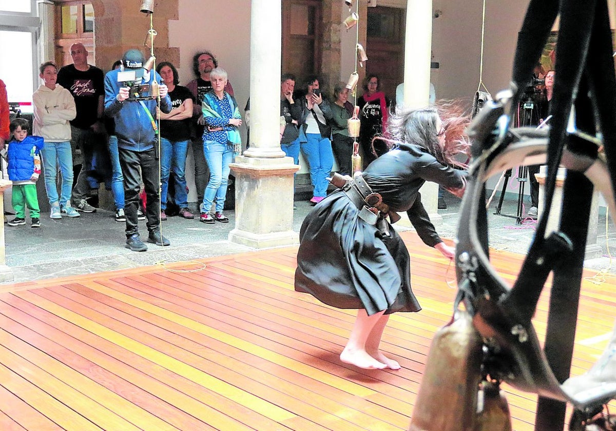 Actuación de Mónica Mura en el Museo Casa Natal de Jovellanos, en Gijón