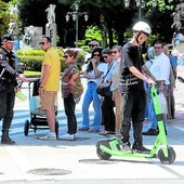 Un usuario en un patinete eléctrico.