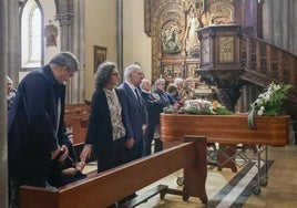 La familia durante el funeral, con Ruth Arias en el centro.