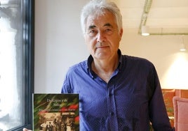 Juan Carlos Río, con su libro, en la sede de EL COMERCIO.
