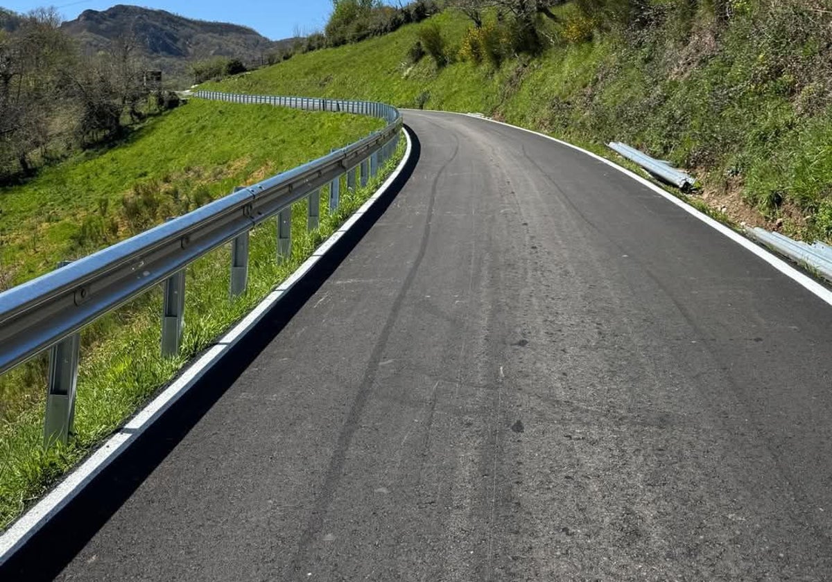 La remodelada carretera T-3 (Entrago-Taja, en Teverga), durante las últimas fases de ejecución de la obra de rehabilitación.
