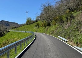 La remodelada carretera T-3 (Entrago-Taja, en Teverga), durante las últimas fases de ejecución de la obra de rehabilitación.