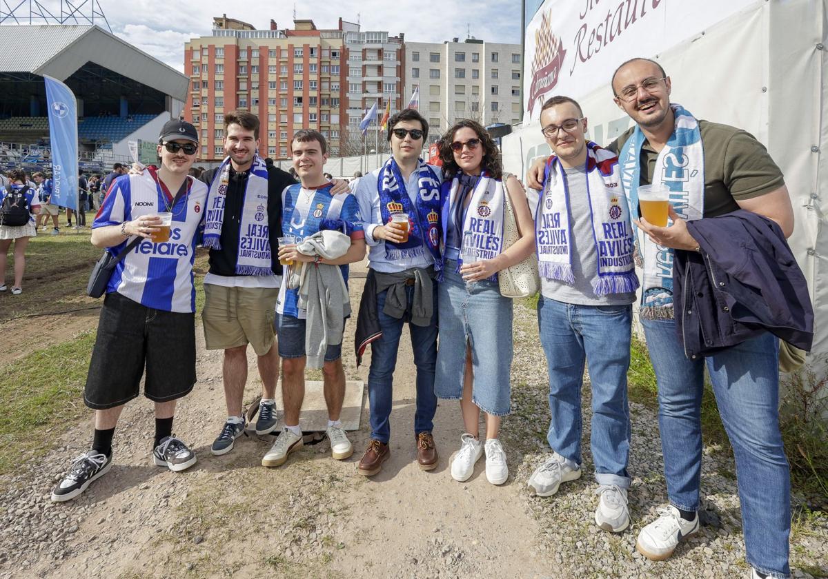 La afición del Real Avilés resiste a la tormenta