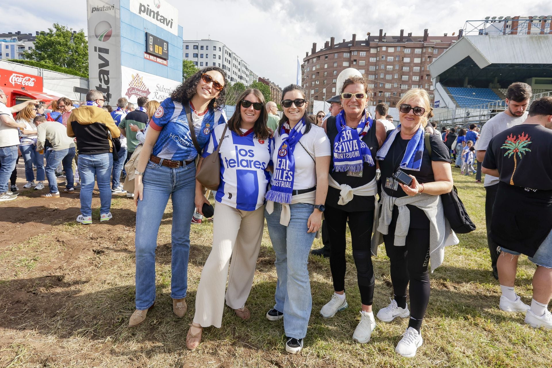 Carlota, Covadonga, Marta, Maije y Gusti, familiares de Edu Cortina y Davo Fernández.