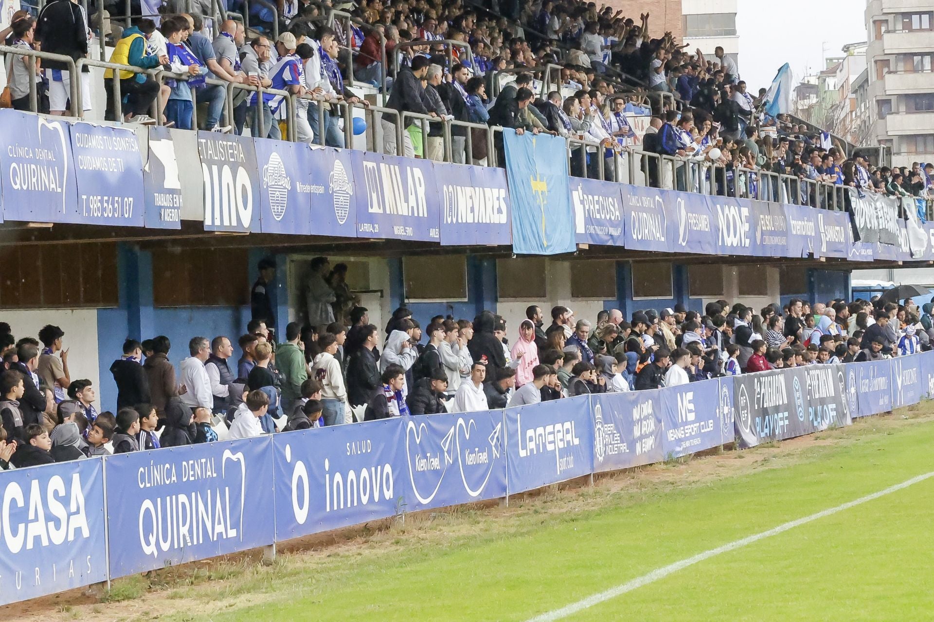 La lluvia hizo que los aficionados con entradas para las gradas supletorias de los fondos se resguardasen bajo la tribuna de José Cueto. 