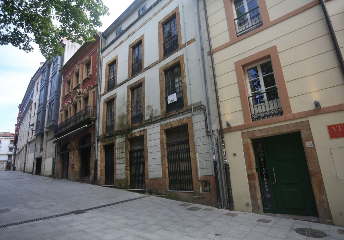 El edificio de Altamirano, cuya rehabilitación interior ya ha comenzado, con un cartel en una de sus ventanas.