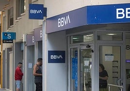 Una oficina del Banco Sabadell junto a otra de BBVA.