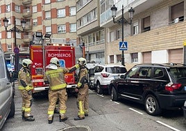 Los bomberos durante la intervención en Arquitecto Tioda.