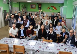 Voluntarios, religiosas, trabajadoras y junta directiva de la Asociación Gijonesa de Caridad en el comedor social de la entidad.