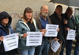 Cerca de una veintena de ganaderos, encadenados, a las puertas de la sede de Presidencia.