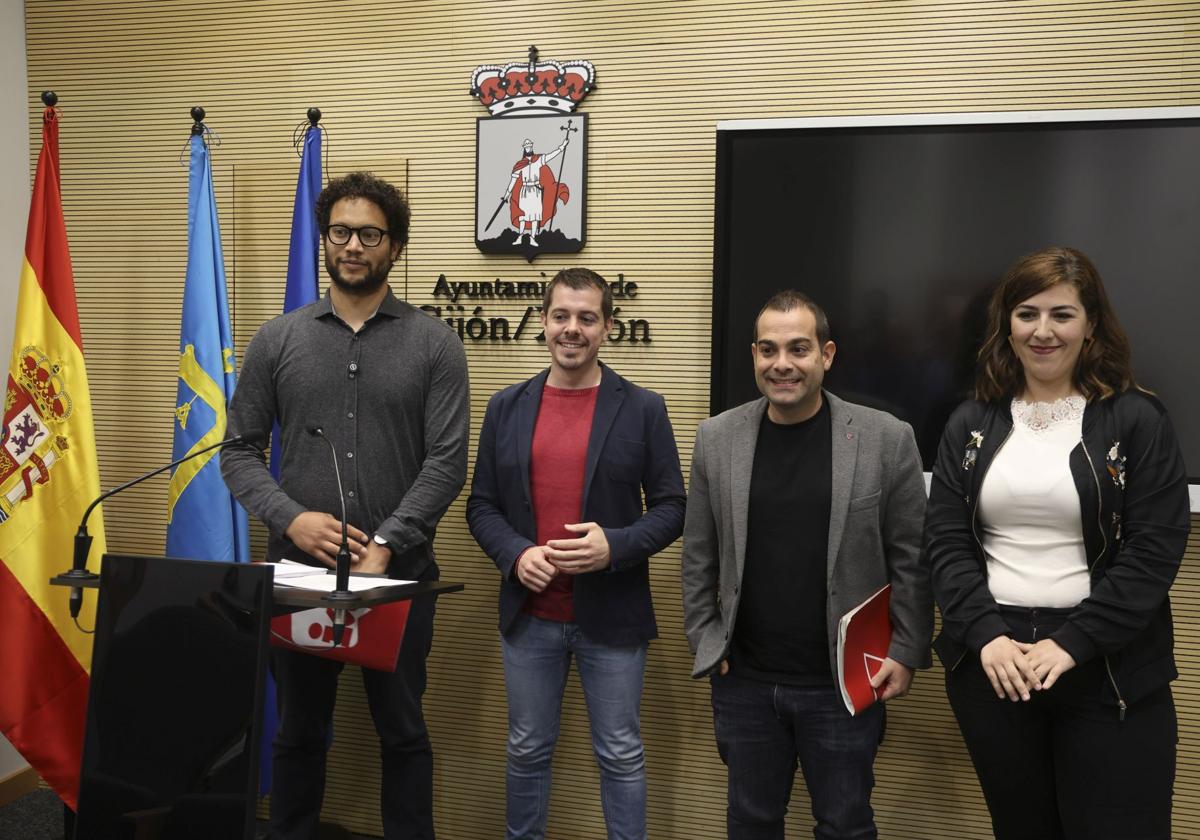 Kevin Martínez, Javier Suárez, Xabier Jiménez y Ane Sánchez, este lunes, en la sala de prensa del Ayuntamiento de Gijón.
