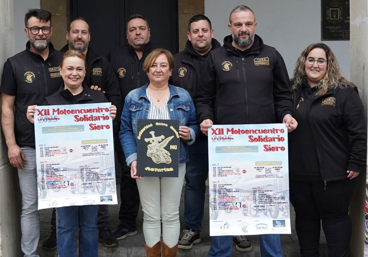 Cristian Espinosa, presidente de Solidaridad Sobre Ruedas; Vanessa Fernández, socia; Alberto Álvarez, jefe de ruta; Miguel Ángel Fernández, socio; Ana Nosti, edil de Festejos, Mercados y Bienestar Animal; César García, responsable de merchandising; Toño Bernardo, vicepresidente y Arantxa Castro, tesorera