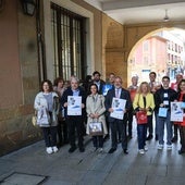 Representantes de las pastelerías participantes en 'Oviedo Llambión' junto al concejal, Alfredo García Quintana, en el centro.