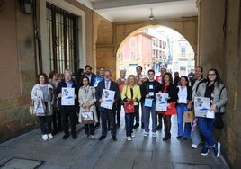 Representantes de las pastelerías participantes en 'Oviedo Llambión' junto al concejal, Alfredo García Quintana, en el centro.